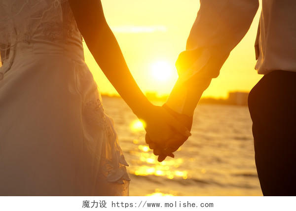 夕阳海边男女情侣拉手牵手手拉手浪漫温馨甜蜜爱情幸福牵手幸福情侣